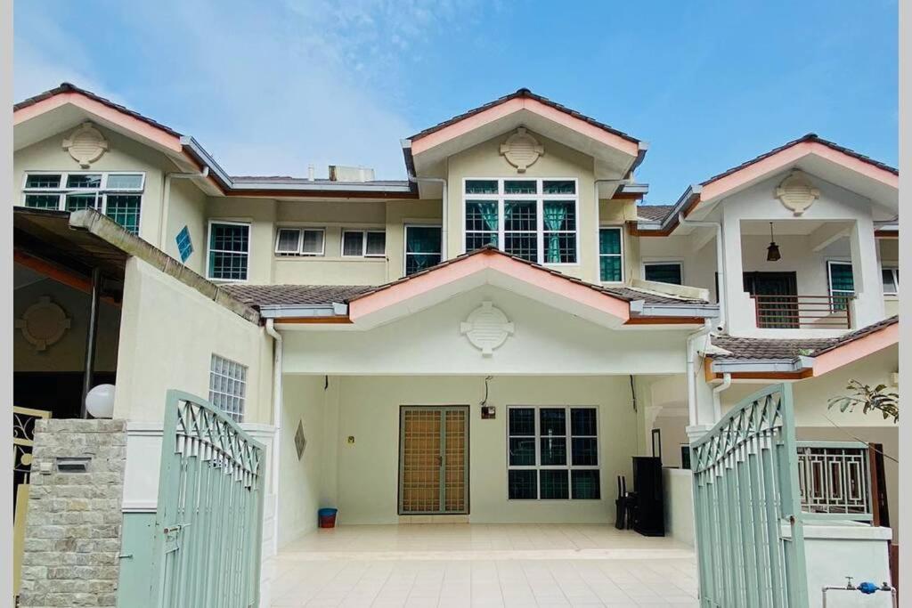 Lily Vacation Home At Cameron Highlands - 12 Pax,Free Wifi W Carporch Танах-Рата Экстерьер фото